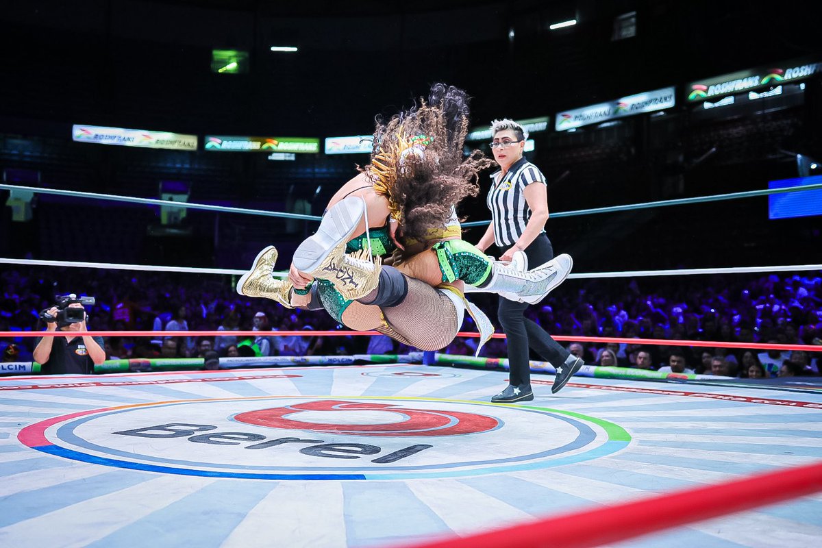 CMLL_OFICIAL's tweet image. La Campeona Nacional Femenil, India Sioux, ha superado a la salvadoreña Alejandra Quintanilla, en una batalla femenil de #CMLLvsMLW 

#DomingoFamiliarCMLL