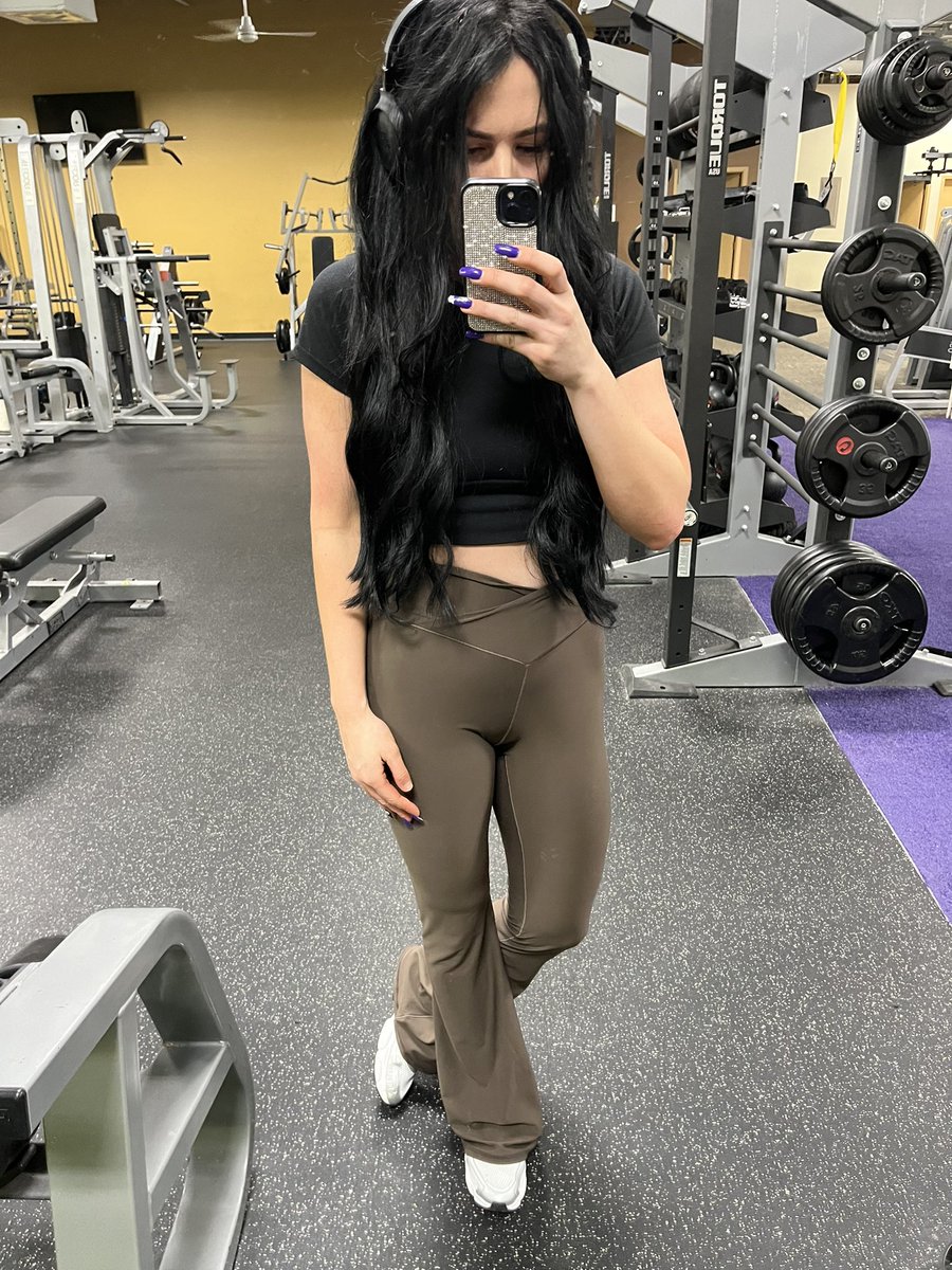 I just did two unassisted tricep dips. I have never been strong. I’ve spent most of my life running, jogging, hiking, and cycling for fitness. I used to not even be able to do push ups on my knees or hold a plank. I’m strong y’all 💪🏻