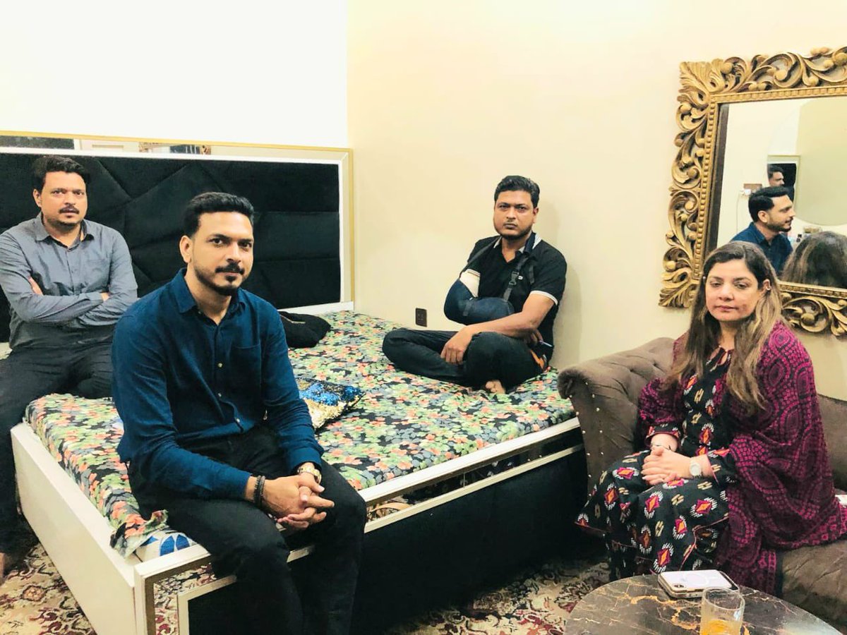 رکن قومی اسمبلیو  انچارج ڈیجیٹل میڈیا وونگ صبحین غوری نے ڈیجیٹل میڈیا وونگ کے مرکزی ذمہ دار نوید علی کے بھائی اور شادمان ٹاؤن یو سی 6 کے جوائنٹ آرگنائزر دانش علی کی عیادت کی اور خیریت دریافت کی ۔اس موقع پر انکے بھائی نارتھ ناظم آباد ٹاؤن ممبر فیصل علی بھی موجود تھے  #MQMPakistan