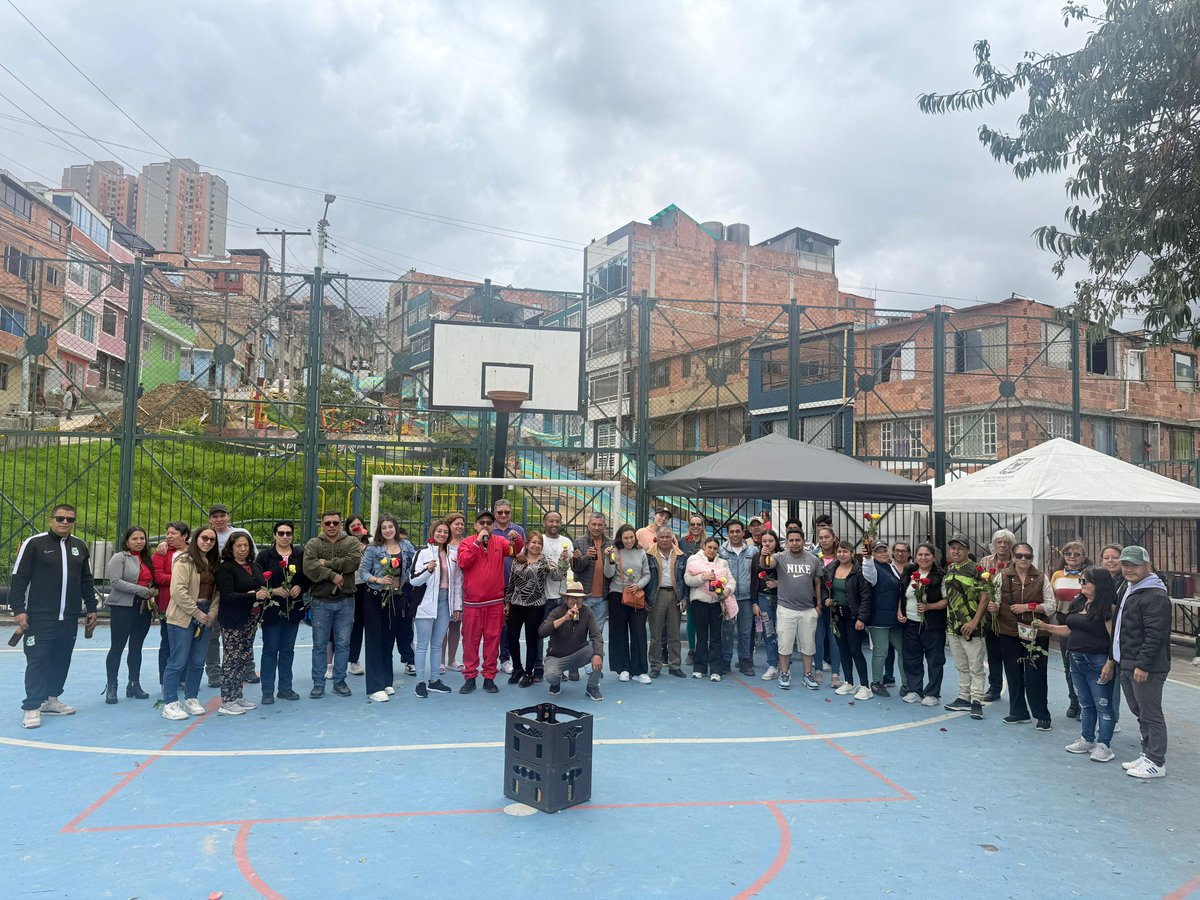 Mil gracias a todos los vecinos que nos colaboraron en la actividad de hoy con el fin de recolectar fondos para la construcción de nuestro centro cultural y comunitario. #ElCambioEsImparable #SePuede #EsConAcciones