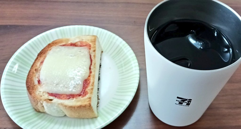wanikeiba's tweet photo. mamechamameさんのペルー(ティピカ・ブルボン・ウォッシュド)をペーパードリップ✨🧊☕✨
浅煎��で作るアイスコーヒーは酸味が強くなりやすいので少しハチミツを入れるとフローラルな香りとオレンジの爽やかな酸味、シロップの甘さがバランス良くチーズトーストとの相性も抜群で美味しかった🎵 https://t.co/KCt0IaLY1R
