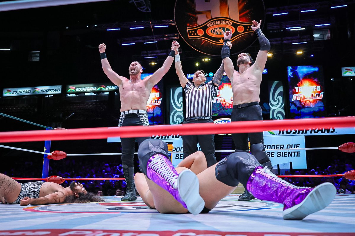 CMLL_OFICIAL's tweet image. Matthew Justice y Donovan Dijak han aprovechado un error de Esfinge y Bárbaro Cavernario para propinarles una dolorosa derrota en el tercer encuentro de esta tarde.  

#DomingoFamiliarCMLL 
#CMLLvsMLW