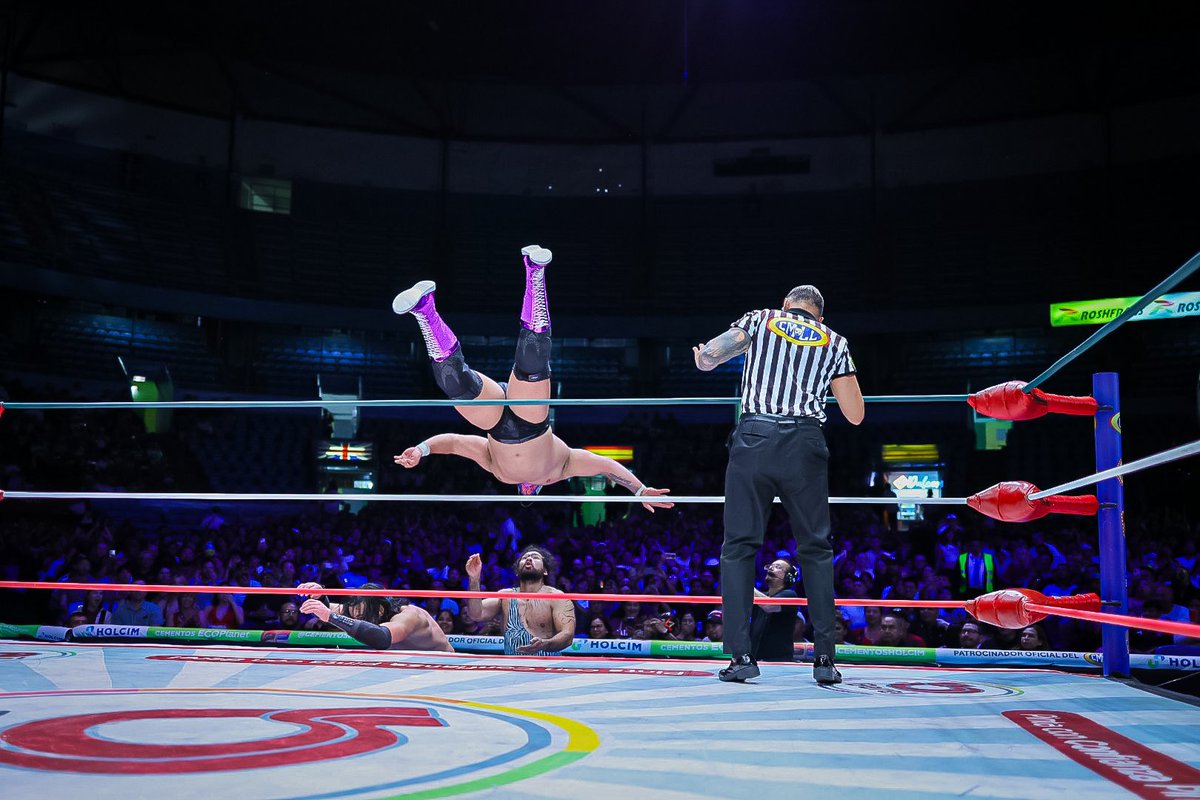 CMLL_OFICIAL's tweet image. Matthew Justice y Donovan Dijak han aprovechado un error de Esfinge y Bárbaro Cavernario para propinarles una dolorosa derrota en el tercer encuentro de esta tarde.  

#DomingoFamiliarCMLL 
#CMLLvsMLW