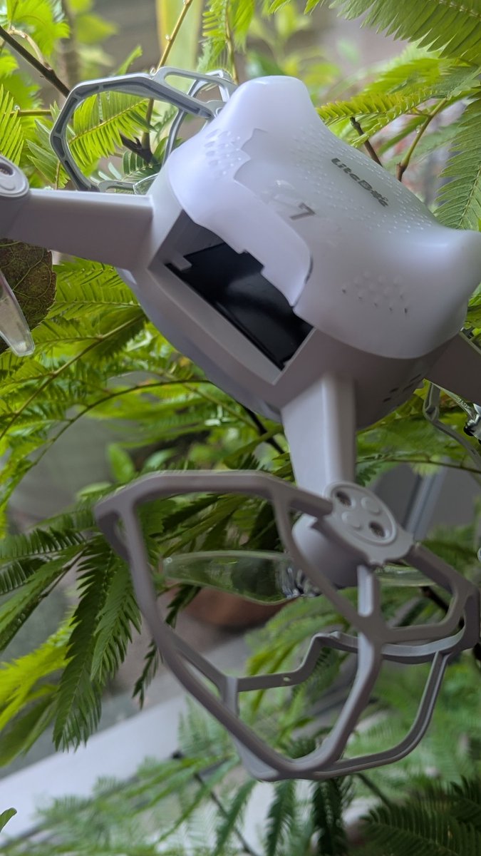 ez2drone's tweet photo. 7番さん、かなりの重傷!
本番間近!
どうするオレー(汗)
#ドローン #インドアドローンショー #ドローンショー #イベント #屋内イベント #droneshowjapan #roboz https://t.co/irN4T2l2ef