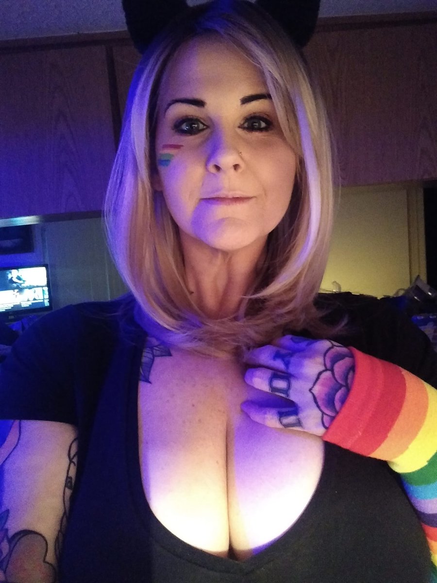 Happy Sunday

#boobs #tits #titties #tiddies #pierced #natural #mature #tattooed