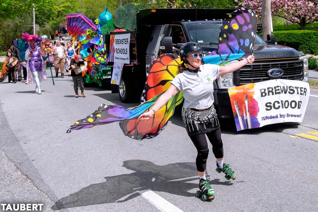 EricTaubert's tweet photo. A few photos I took as the #BrewsterInBloom parade passed by Candleberry Inn on Cape Cod this afternoon.

#capecod #brewster #brewsterma #TAUBERT https://t.co/Skn0SDy3KZ