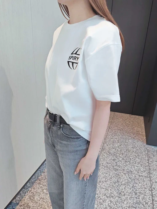 #拷問バイトくんの日常 最新6巻 限定セットの中でも、スピリタスTシャツは自信作です。スピリタス社のロゴはプリントではなく刺繍のハイクオリティ。つまりこのセロのバイト着が、現実化するわけです。 https://t.co/9FCFv0zaOv 