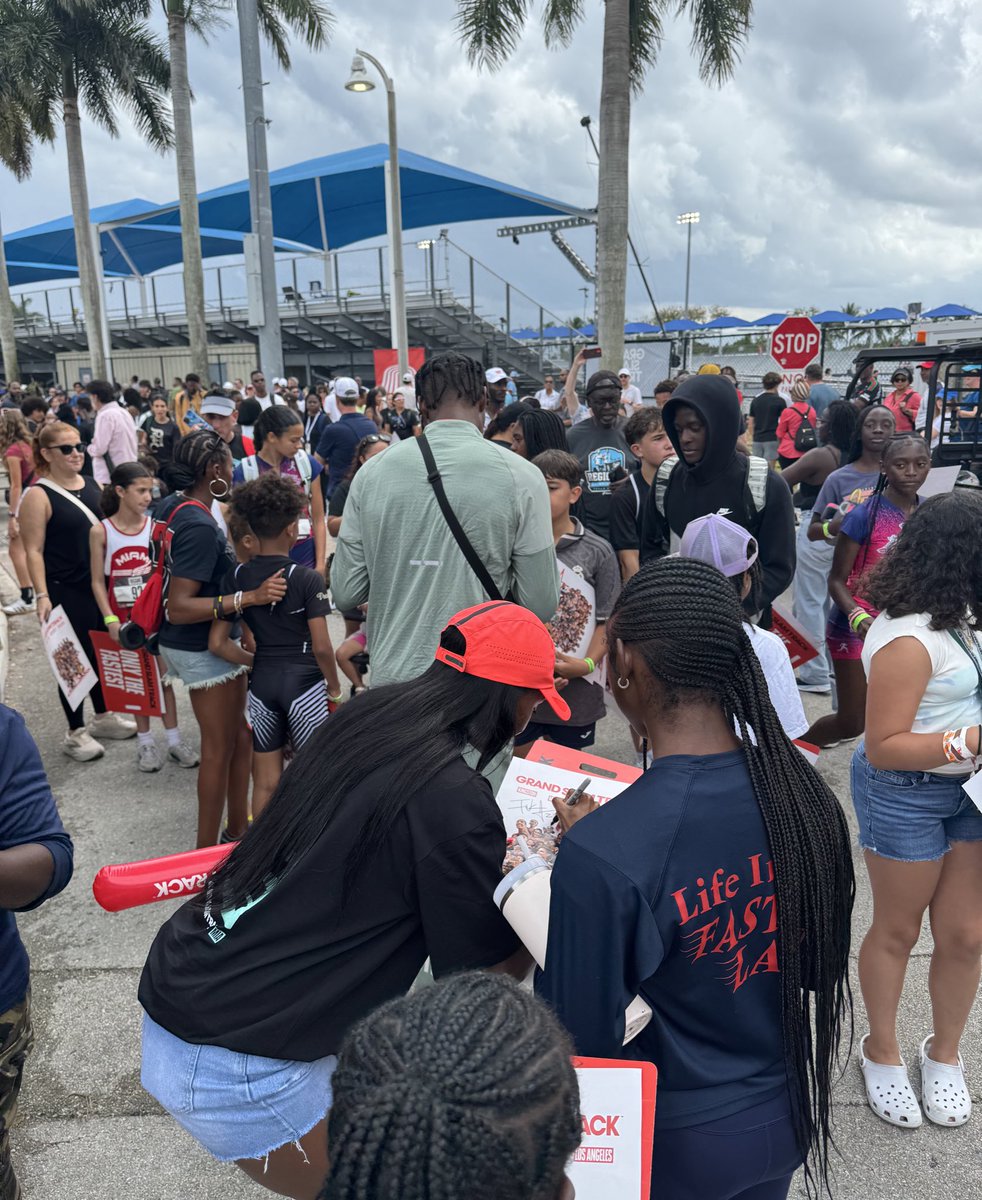 TheRealMerb's tweet photo. Melissa, Roshawn, and Ackera were supposed to cheer the kids on during their races but it was cancelled due to weather. Once things were clear these three just stood outside the gate and did an unplanned 90 minute autograph signing — we appreciate these athletes so much! https://t.co/51qzJUSTsq
