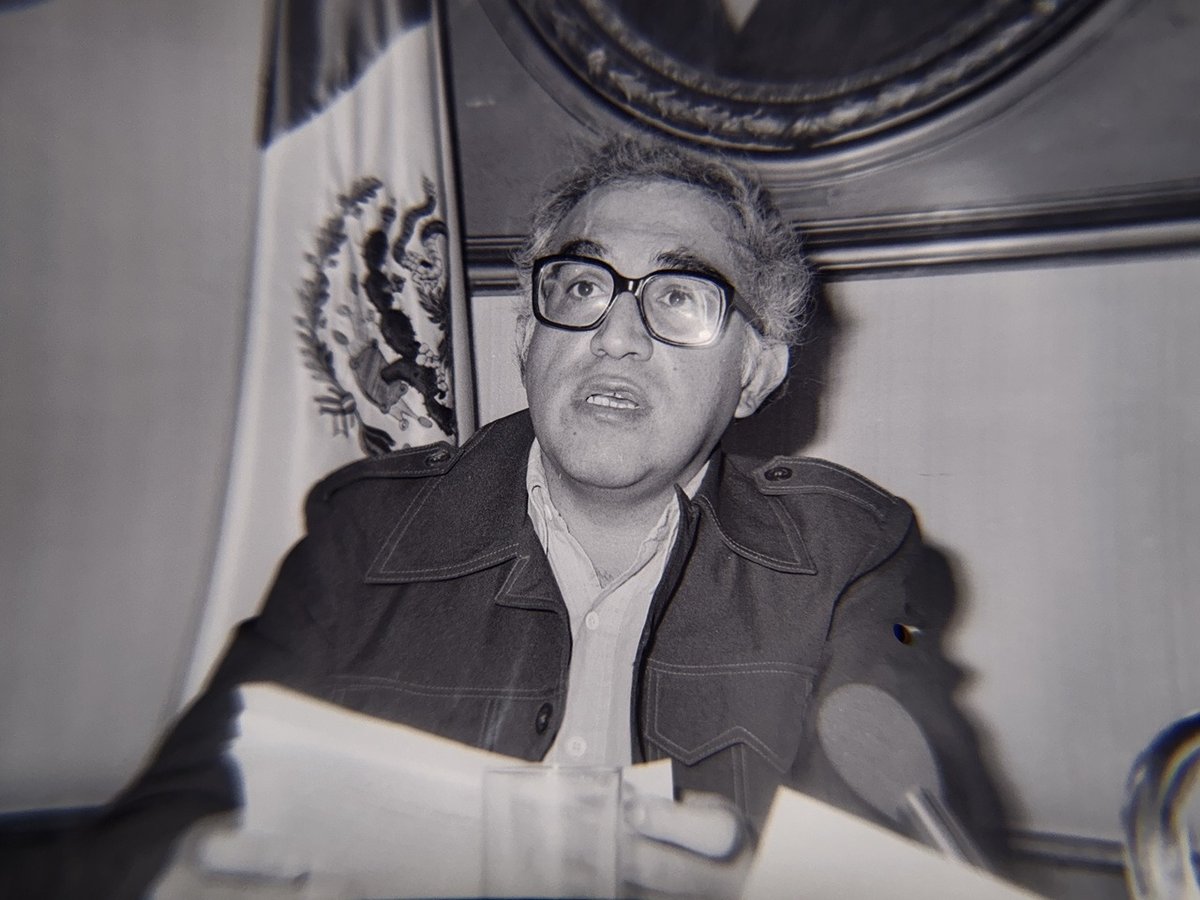 ivannieblas's tweet image. Hoy habría cumplido 87 años CARLOS MONSIVAIS, escritor, cronista excelso y periodista. Y un chingón para ponerle nombre a sus gatos.