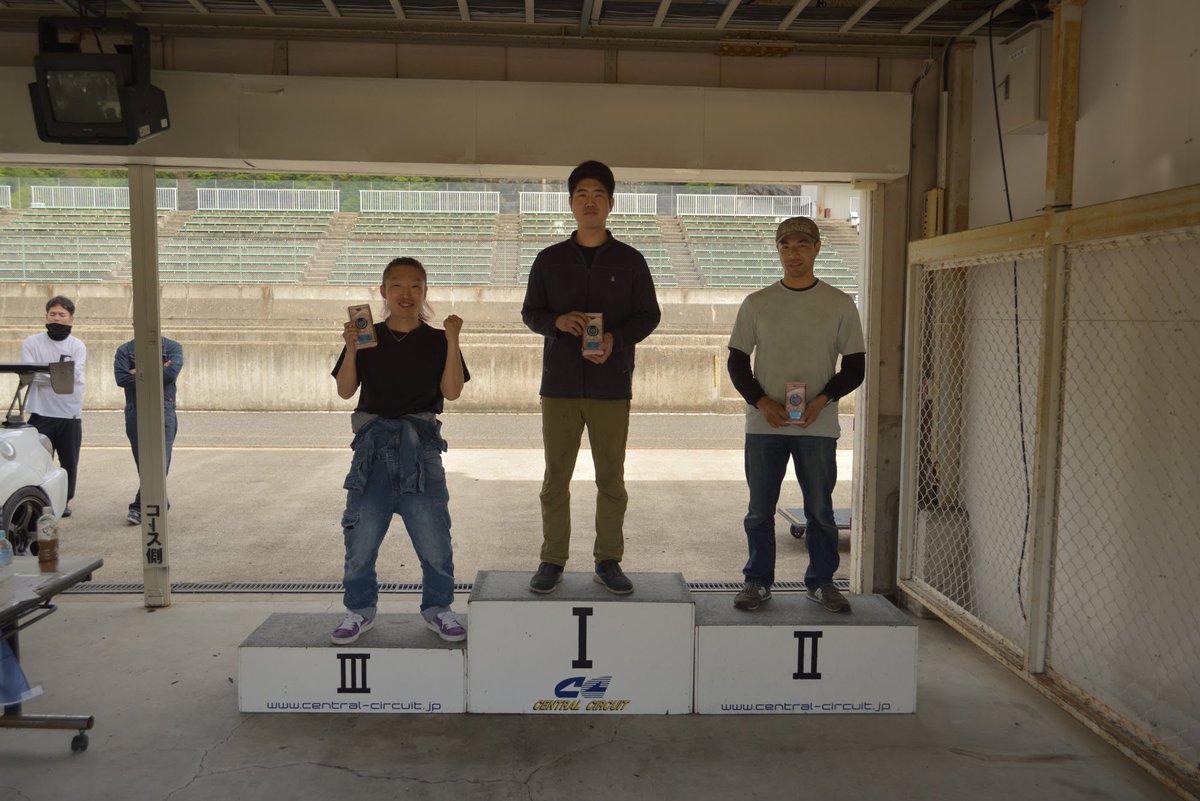 2025.5.2 セントラルサーキット

Sタイヤ
1位 Y君
2位 もっちょ
3位 オバタさん

ラジアル
1位 イチロー
2位 yoshi
3位 ゆう

シバSが強すぎるので
急遽、表彰を分けさせていただきました🙇🏻‍♂️

ご参加、ご観覧頂いた皆さま
ありがとうございました！
#バトルエイト
#battle8 
#セントラルサーキット