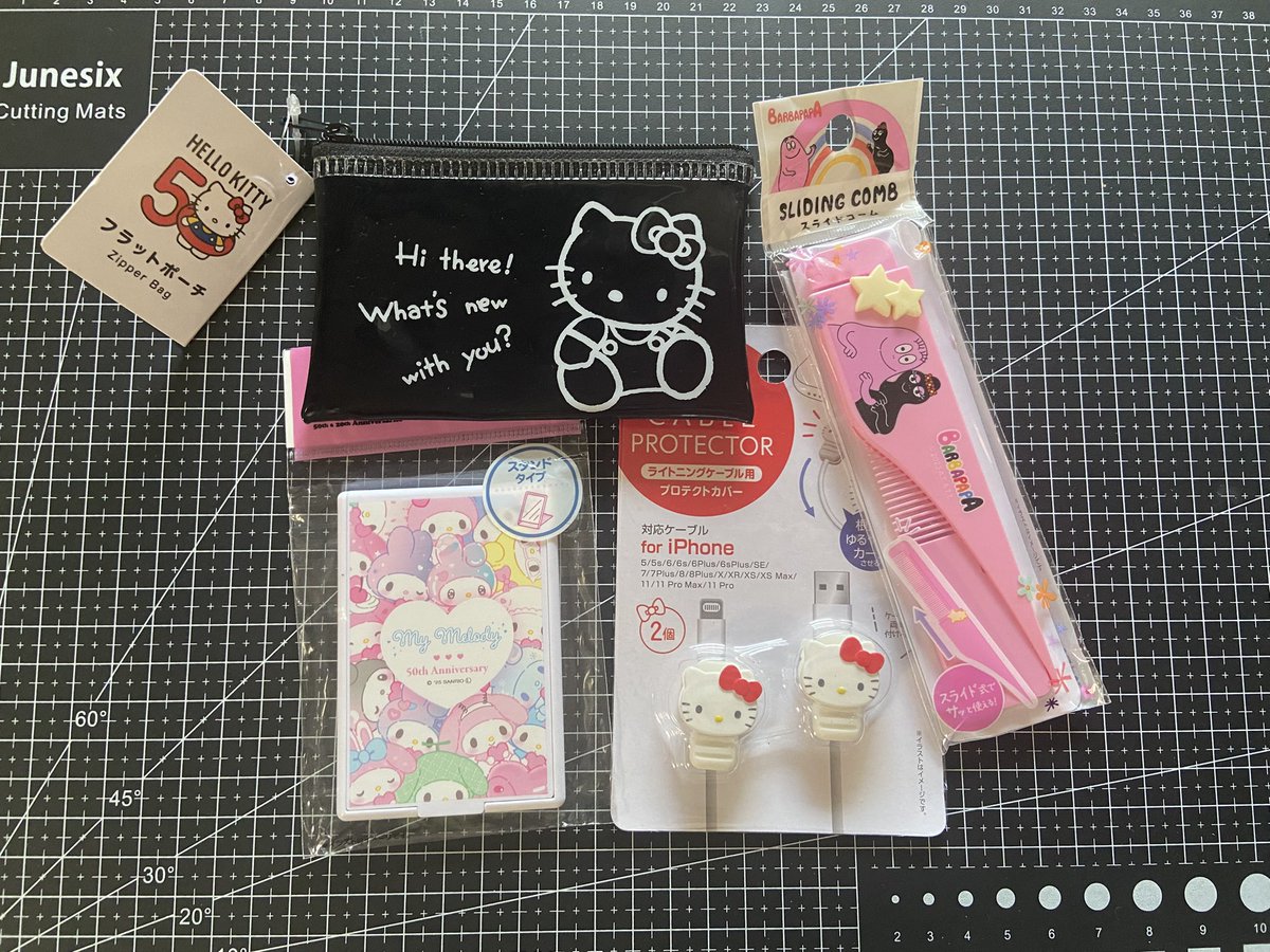 [ พร้อมส่ง / ready to ship ]

กระจก, กระเป๋าดำ, ตัวถนอมสายชาร์จ, หวีพับได้

• ชิ้นละ 45฿

• ค่าส่ง 40฿📦
• รอบส่งพรุ่งนี้🚚

สนใจทักเดมได้เลยนะคะ💌
#ตลาดนัดsanrio #ตลาดนัดซานริโอ้