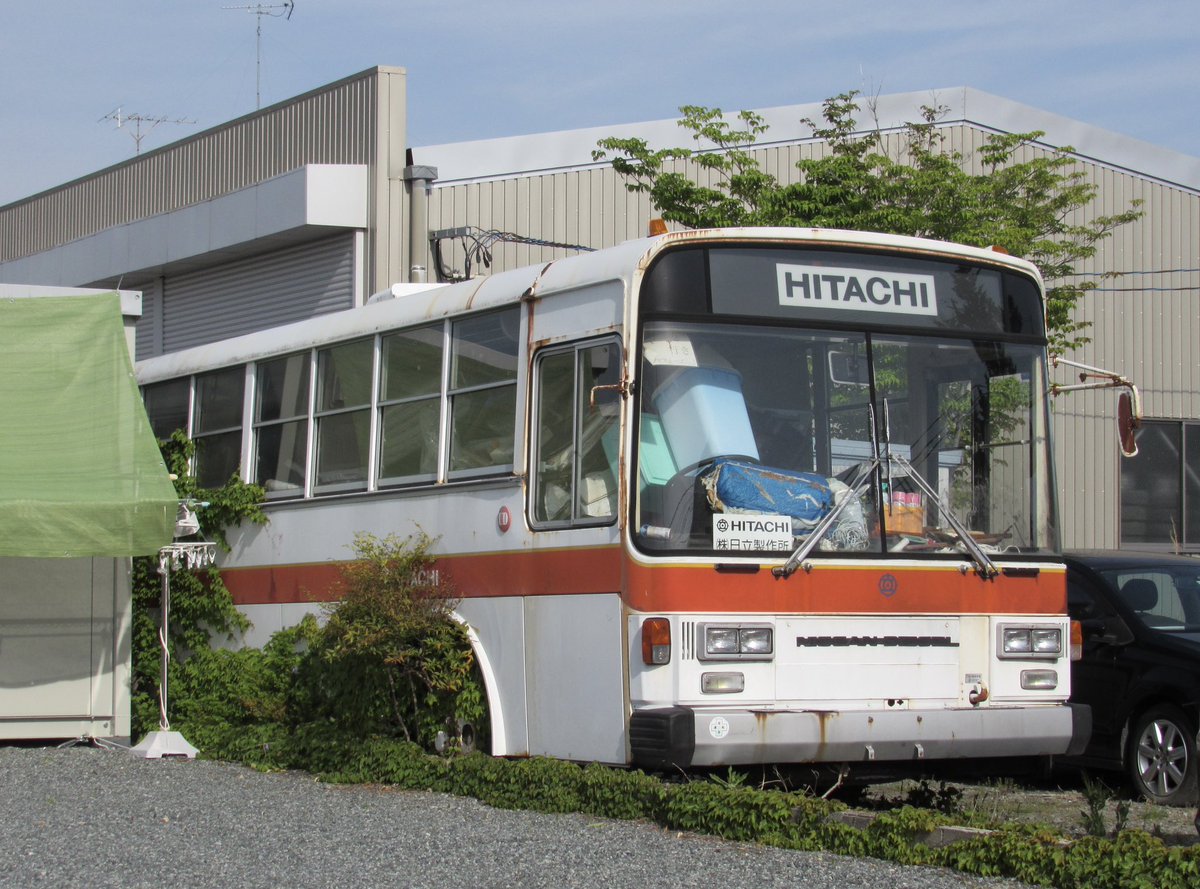 福島県某所にある （株）日立制作所の 富士重工 5E の廃車体(廃バス