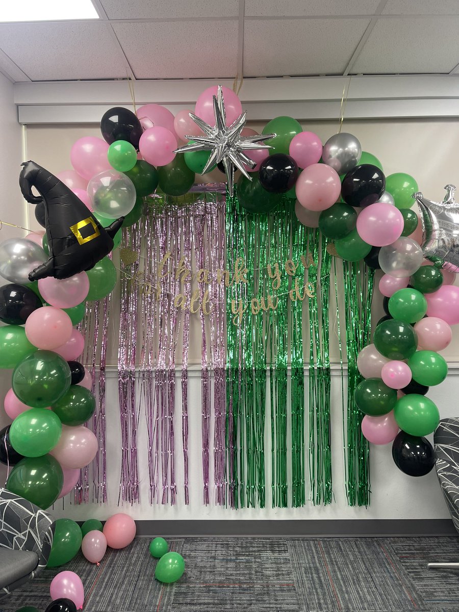 JuleeManley's tweet photo. Decorating the lounge for our @JLBurrellES Wickedly Oz-some teachers! https://t.co/LS8wz42B8u