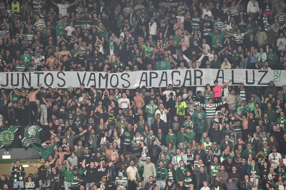 Durante o jogo contra o Gil Vicente os adeptos do Sporting exibiram uma tarja com o lema para o dérbi da próxima semana: 'Juntos vamos apagar a luz' ⚽️

Benfica e Sporting defrontam-se no dérbi da Luz no próximo sábado, dia 10 de maio. 🔴🟢

📸 A BOLA

#Sporting #Benfica #Derbi