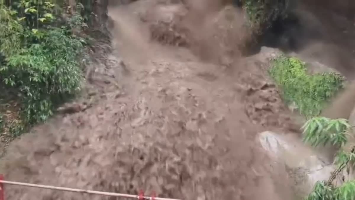 AnjaliLearn's tweet photo. Life in Mussoorie and nearby areas was disrupted due to heavy rain. The waterfall of Kampti Falls also suddenly took a fierce form. On the other hand, in Maldevta of Workshop, rain increased the thickness of the river.
#HaveyRain #kemptyfall #Mussoorie https://t.co/OrUOGlRkDK