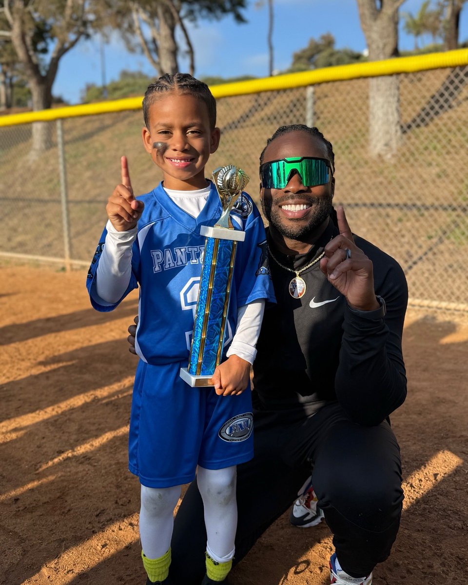 Do_OrAddae37's tweet image. Undefeated season for our boy Zion ! Champions of the 1st/2nd grade division.. Adding more hardware to his collection 🏆🥇🏈🔥