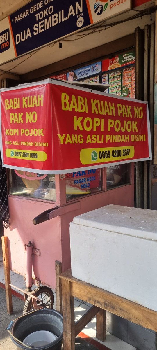 Salah satu wiskul non halal terkenal di kota Solo yang ada di Ps.Gedhe Solo. Dulu beliau pernah jualan di depan SD Mommy dan jd slh 1 jajanan favorit mommy juga