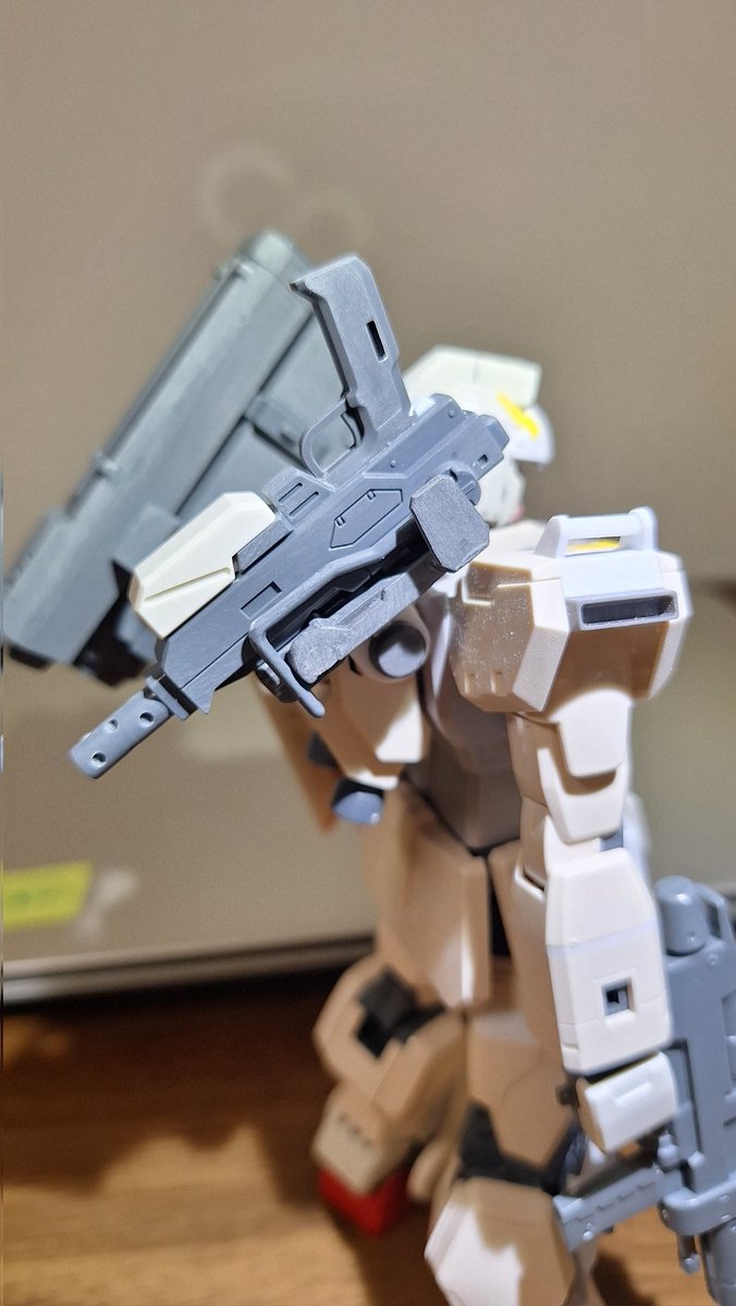 takezou2955's tweet image. 全然ゴールデンではない連休で少し模型時間を作れたので、オリジナル陸戦ガンダムの武器をザックリですが作りました。陸ジムノーマルランドセルに左側はミサイルをブラバンで接続、可動式に。右側はマシンガンラックをO.Y.Wのシールドラック&プラバンで製作、ネオジウム磁石で脱着。