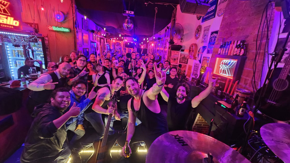shodri's tweet image. Alegre el toque de ayer, fue un lleno total!! Muchas gracias por llegar y pasarla alegre, saluuu!