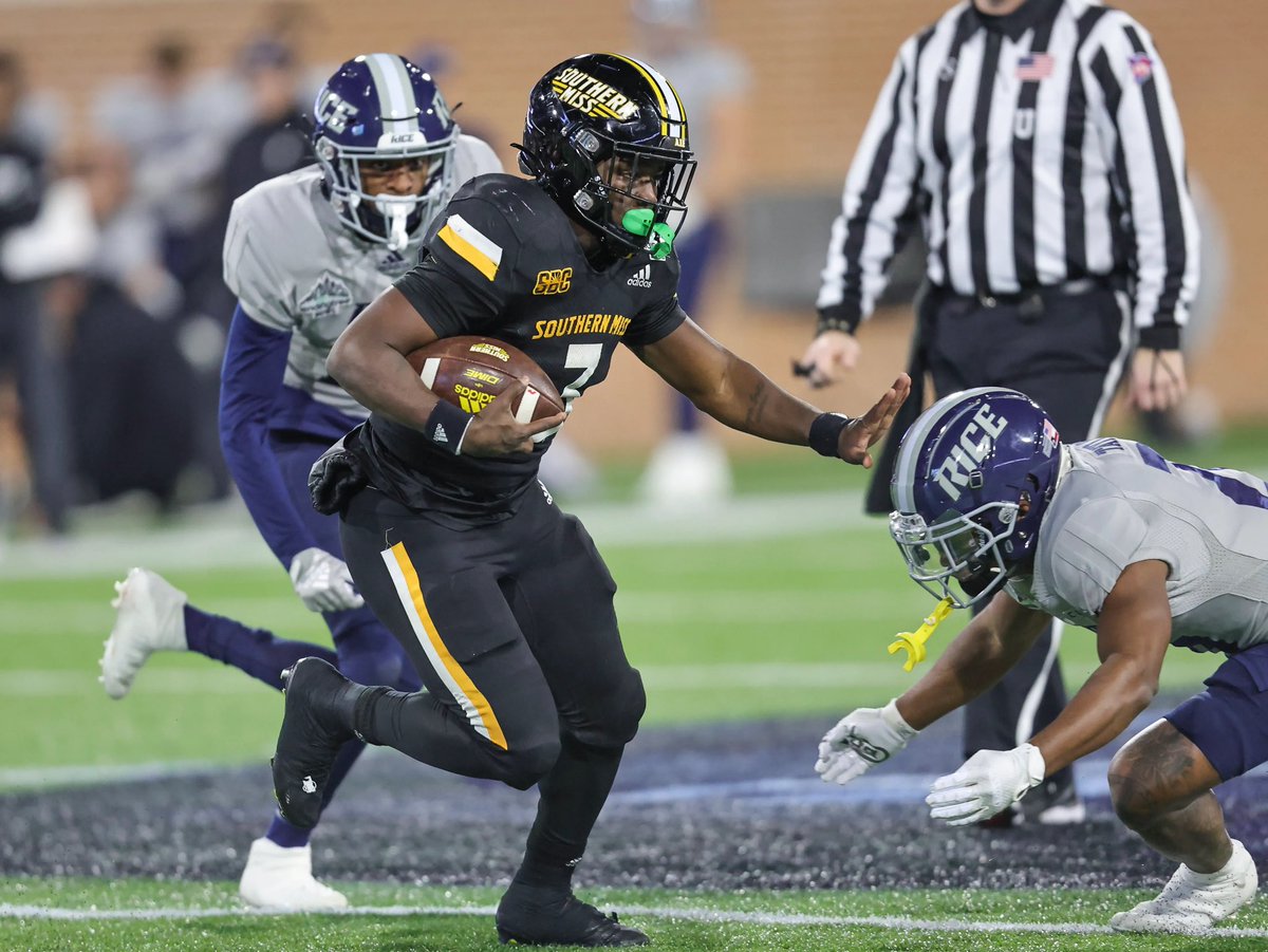 I am blessed to receive an my first offer from the university of southern Miss💛🖤 <a href="/CoachJoeRocconi/">Coach Joe Rocconi</a> <a href="/Dbowman85/">Dominique Bowman</a>