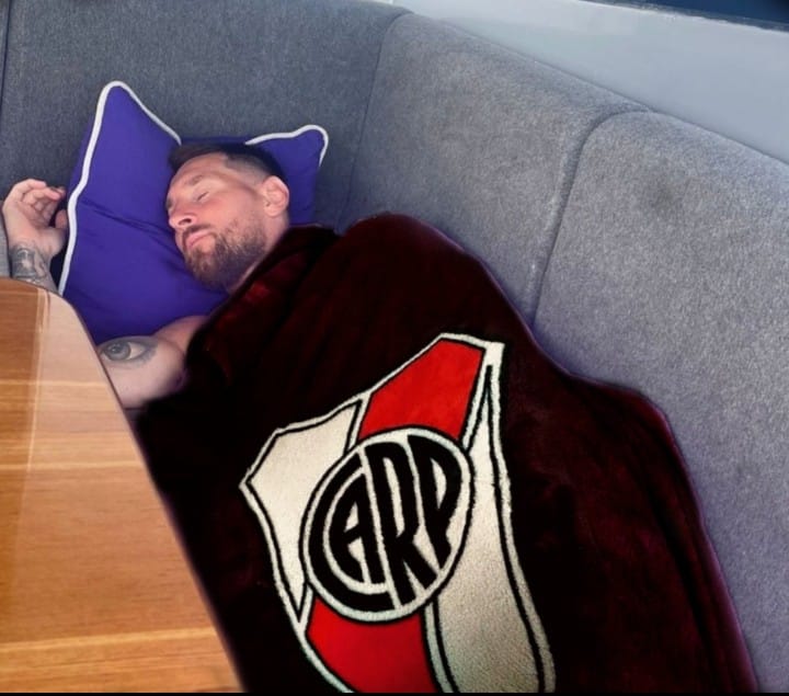 daniderp's tweet image. Ganó River y llueve, hoy se duerme así