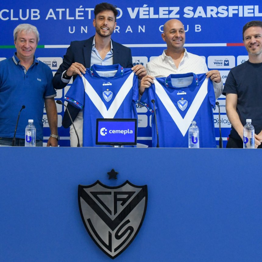 Los dirigentes no deben, ni pueden, renunciar, pero los integrantes de la secretaría técnica de #Velez si.

Ricky Alvarez hace muchos meses que no tiene presencia (se fue de vacaciones en el medio del mercado de pases) y todo pasa por Pait, que queda en evidencia mercado a