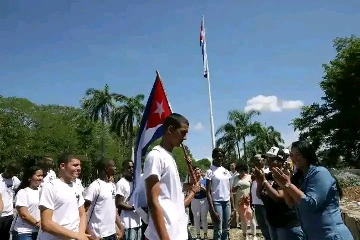 En el #MonumentoNacionalDosRíos fueron abanderados por las máximas 
autoridades políticas y gubernamentales la brigada de jóvenes ferroviarios del país que ascederán mañana a la Comandancia General del Ejército Rebelde en La Plata.
#GranmaConmigoCuenta
#PatrimonioCubano