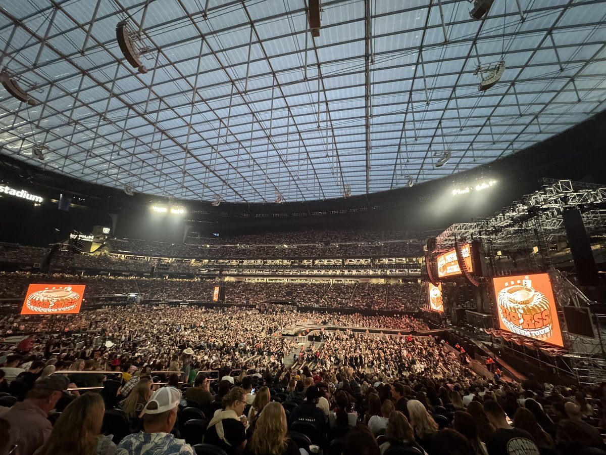 NFL라스베가스레이더스의 홈구장이자 대형 공연장 등 복합용도의 돔밀폐형실내스타디움이 몇년전 준공되어 견학. 스케일이 대단하다. 마침 포스트말론의 스태디움공연이 있어 어렵게 표를 구해 직관. 6만5천명 만석. #PostMalone #AllegiantStadium