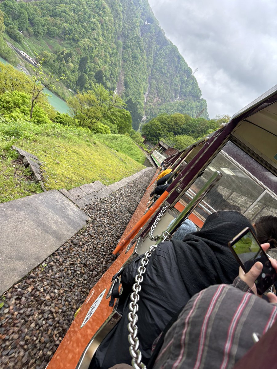 Shiori0604mcz's tweet image. トロッコからの景色めちゃくちゃ綺麗でした🥹
ちょっと寒かったけど楽しかった♡
すれ違うトロッコや橋の向こうから見てる人みんなで手を振りあってめちゃくちゃ平和な世界すぎた🚃

 #ぶらりももくろべ   #宇奈月
#黒部峡谷トロッコ電車