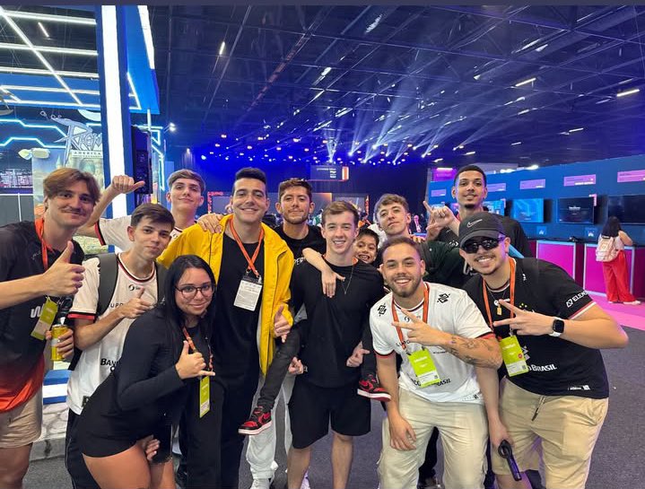 fim da gamescom, slc so tenho que agradecer cada um que tirou mo papo cmg e bateu umas foto🥰 o evento que eu mais me diverti e amei conhecer cada ummm❤️ total diferente de 1 ano atras… SO VAMO!!!