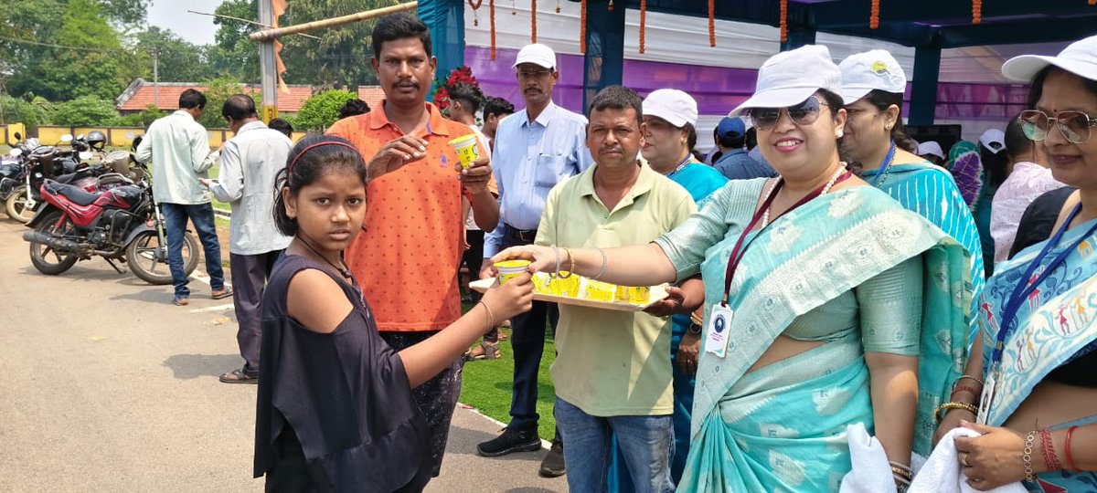 The AshaKiran Mahila Mandal, LA, under the leadership of Dr. Sujata Sahu,President(AKMM), organized a drinking water stall inaugurated by Sri Subrat Biswal, the GM,LA to alleviate the thirst of passersby from the sweltering summer by offering refreshments like sherbet,fruits etc.