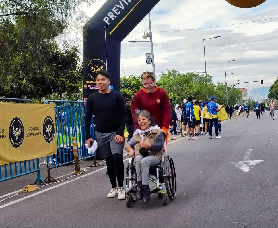 Un Quito seguro es un Quito donde todos podamos vivir sin miedo, desde niños hasta abuelos. 
Hoy acompañé a los @AgentesDeQuito en su carrera 10K, entre todos apropiándonos del espacio público. #SeguridadCiudadana