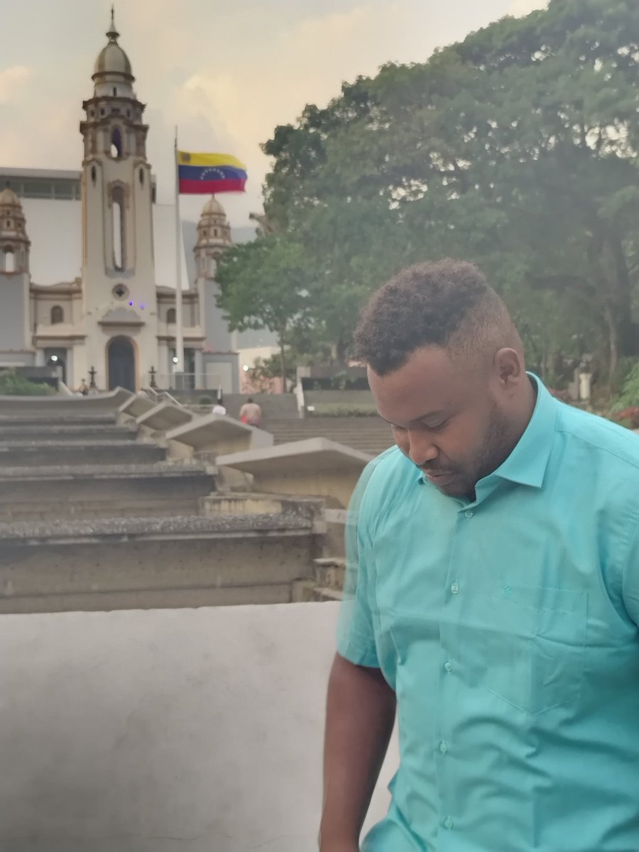 Desde que entendí que vivía en un país desigual, con falta de oportunidades y oprimido, supe que debía trabajar por un mejor futuro. Esta vez, como candidato a diputado por el C1 ccs, reafirmo ese compromiso para seguir luchando por el país digno que nos merecemos los🇻🇪
#PorVZLA