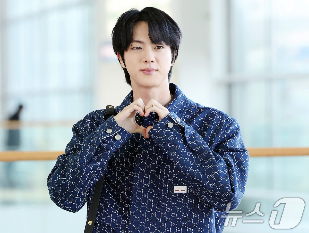 JMLOVEMODE's tweet photo. 방탄소년단 #JIN, 어린이날 맞아 서울아산병원에 1억 후원
https://t.co/xuV4xALPoj

진은 "병마와 싸우고 있는 아이들을 볼 때마다 마음이 쓰였다"며 "아픈 아이들이 하루빨리 건강을 되찾고 밝게 뛰어놀 수 있길 바라는 마음에서 작게나마 후원을 결심했다"고 말했다.

서울아산병원 관계자는 "진의 후원금을 소아청소년 환자를 위한 진료·의료 환경 개선 등에 사용할 계획"이라고 전했다.