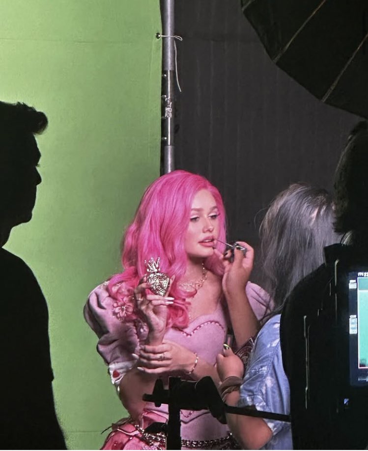 RubyRoseTBrasil's tweet image. Ruby Rose Turner nos bastidores de gravação para Shuffle of Love a Short Story