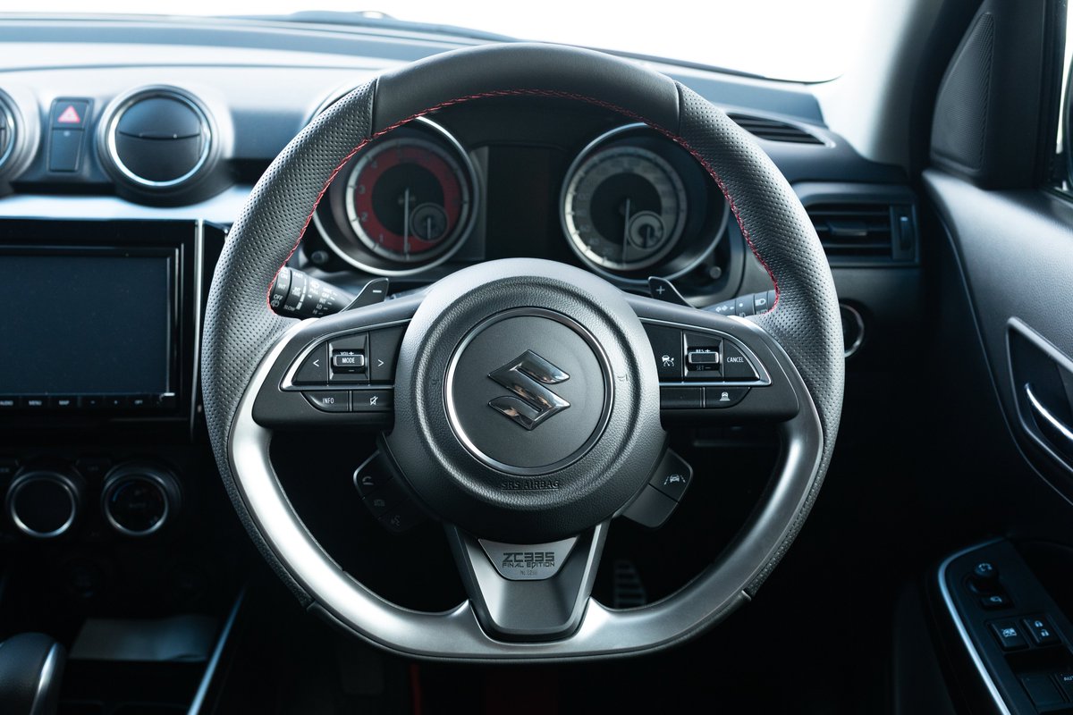 ct9a7_sayaka's tweet image. みんカラで見かけてこれはいい！とオーダー😊
シリアルナンバーはピンバッジじゃなくて車両に入れてほしかったと思っていたのでとてもいい感じになりました！
ファイナル専用装備のグロスシルバーのステアリングガーニッシュとも相性抜群でした👍
オーダーのおまけで本革コースターもいただけました