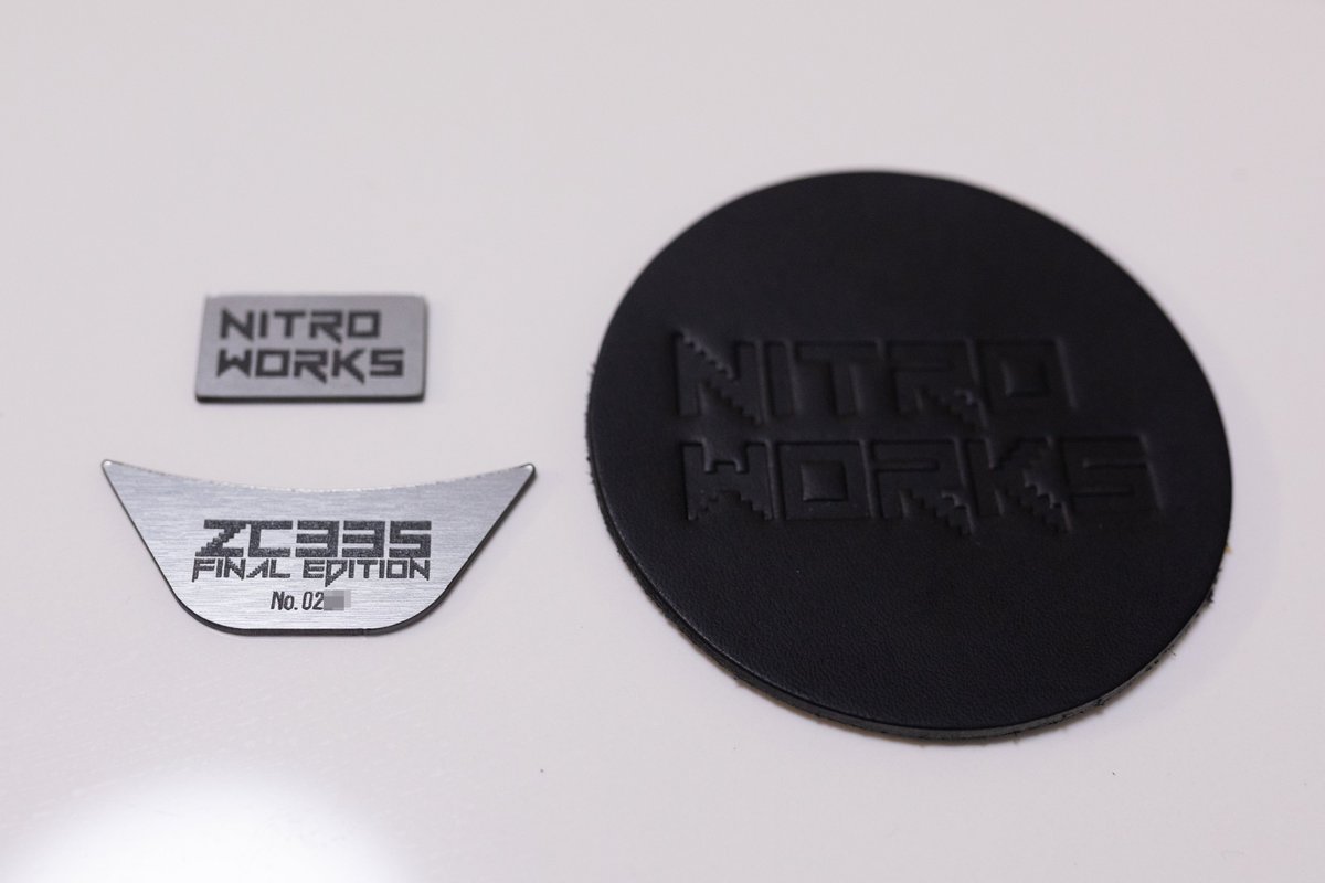 ct9a7_sayaka's tweet image. みんカラで見かけてこれはいい！とオーダー😊
シリアルナンバーはピンバッジじゃなくて車両に入れてほしかったと思っていたのでとてもいい感じになりました！
ファイナル専用装備のグロスシルバーのステアリングガーニッシュとも相性抜群でした👍
オーダーのおまけで本革コースターもいただけました