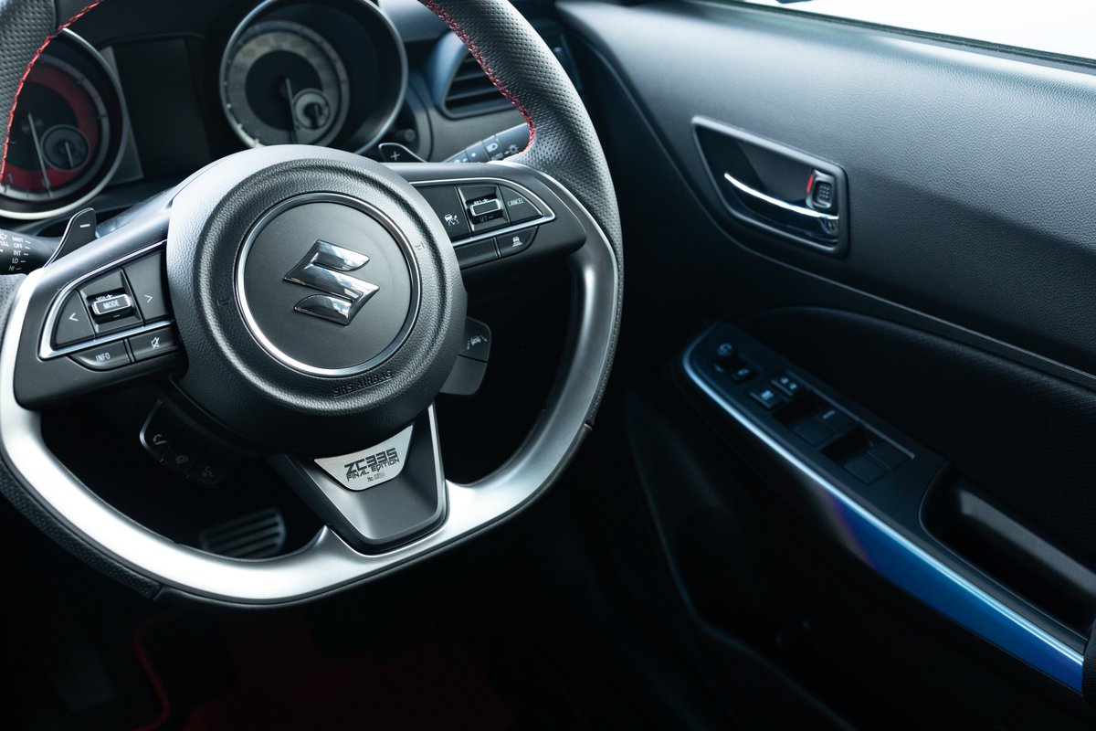 ct9a7_sayaka's tweet image. みんカラで見かけてこれはいい！とオーダー😊
シリアルナンバーはピンバッジじゃなくて車両に入れてほしかったと思っていたのでとてもいい感じになりました！
ファイナル専用装備のグロスシルバーのステアリングガーニッシュとも相性抜群でした👍
オーダーのおまけで本革コースターもいただけました