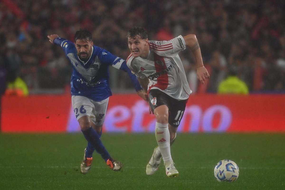 RiverPlate's tweet photo. ⚽️⚡️ Domingo de fútbol y lluvia de goles ⚪️🔴⚪️ https://t.co/f9oUl2b6i2