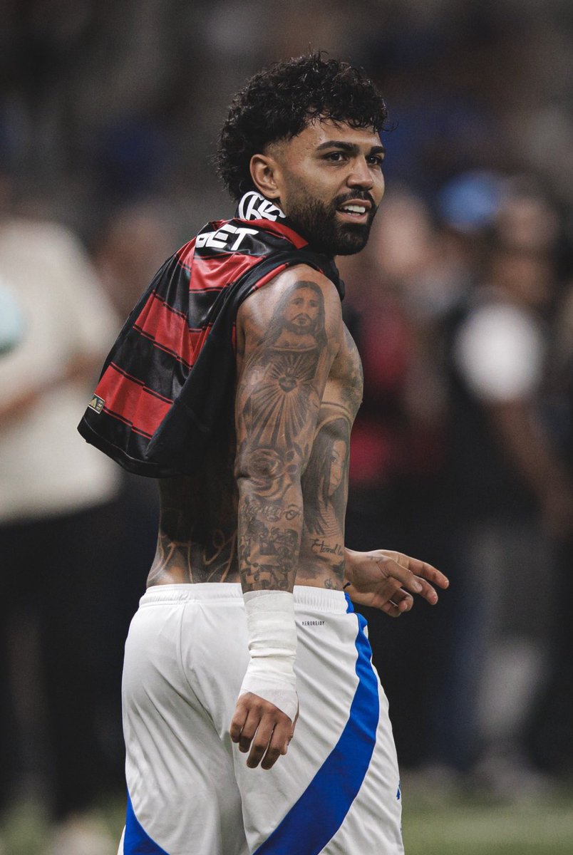 Após marcar contra o Flamengo, Gabigol publicou uma imagem nas redes sociais com a camisa rubro-negra enrolada no pescoço. 🔴⚫