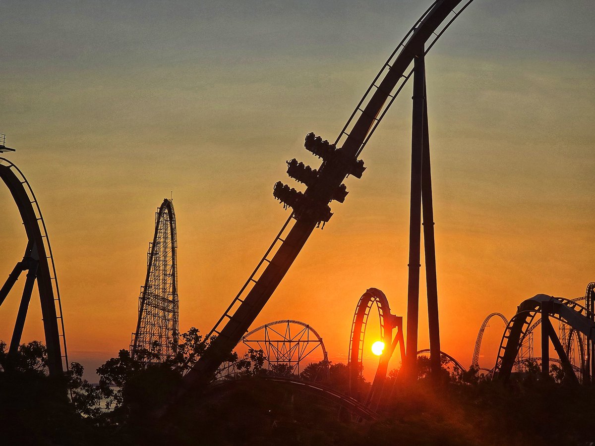 WWoman08's tweet photo. One of my favorite rides @cedarpoint is the Skyride.  I love all the beautiful views of the lake and the park! #cedarpoint #sunset #Rollercoaster #achterbahn #vonroll #SundayFunday https://t.co/FmH3q6rzaw