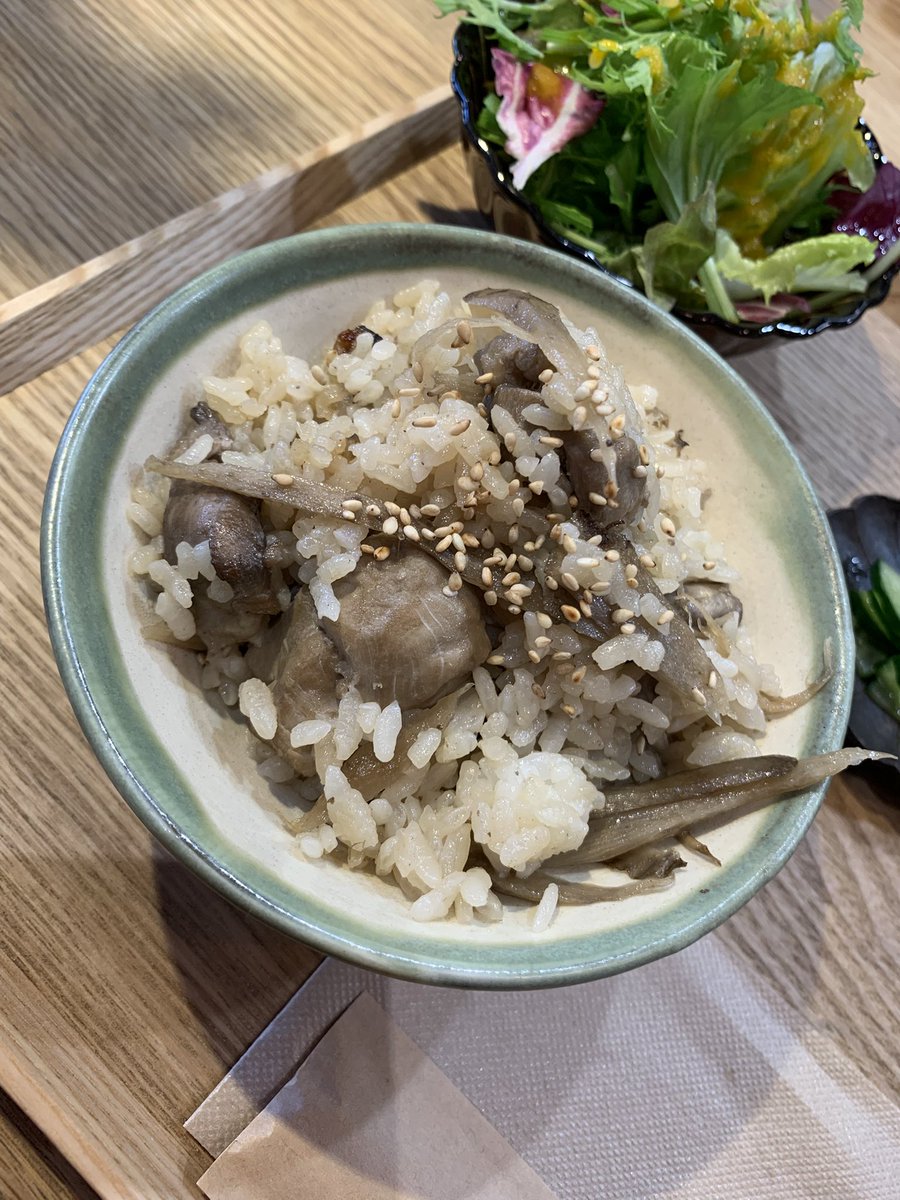 3_anyanekoneko's tweet image. ちょっと早いけど…
来た❗️来た❗️来た❗️
わたしの大好きランチのお時間💕💕
今日は「kitchen haco」の「#鶏とごぼうのごはんと豚汁セット」さん（*´▽｀*)
豚汁の具が大きく、根津の「秋田屋 」さんのお味噌汁が使われてます😊🌼
お腹スキスキさん(°▽° )
パクパクしま～す(*'▽')❤︎🌈🌈#根津