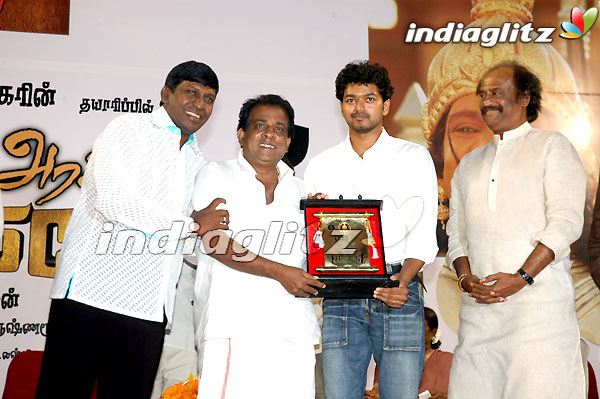 2006ல் நடைப்பெற்ற வைகைப்புயல் வடிவேலு இரட்டை வேடத்தில் நடித்த இம்சை அரசன் 23ம் புலிகேசி பட வெற்றி விழாவின் சிறப்பு விருந்தினராக விஜய் கலந்து கொண்டு பட கலைஞர்களுக்கு கேடயங்களை வழங்கிய போது எடுத்த புகைப்படம்.

#ThalapathyVijay
#JanaNayagan
#தமிழகவெற்றிக்கழகம்‌
#TheGreatestOfAllTime