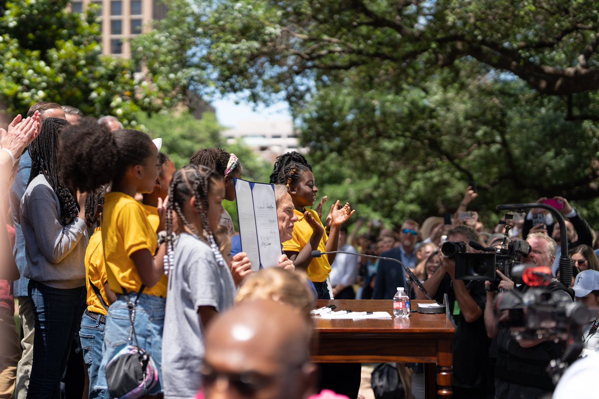 TexasAFP's tweet image. POV: Governor @GregAbbott_TX signing into law the largest day one universal school choice plan in the nation.
#FreedomisBiggerinTexas 🇺🇸
