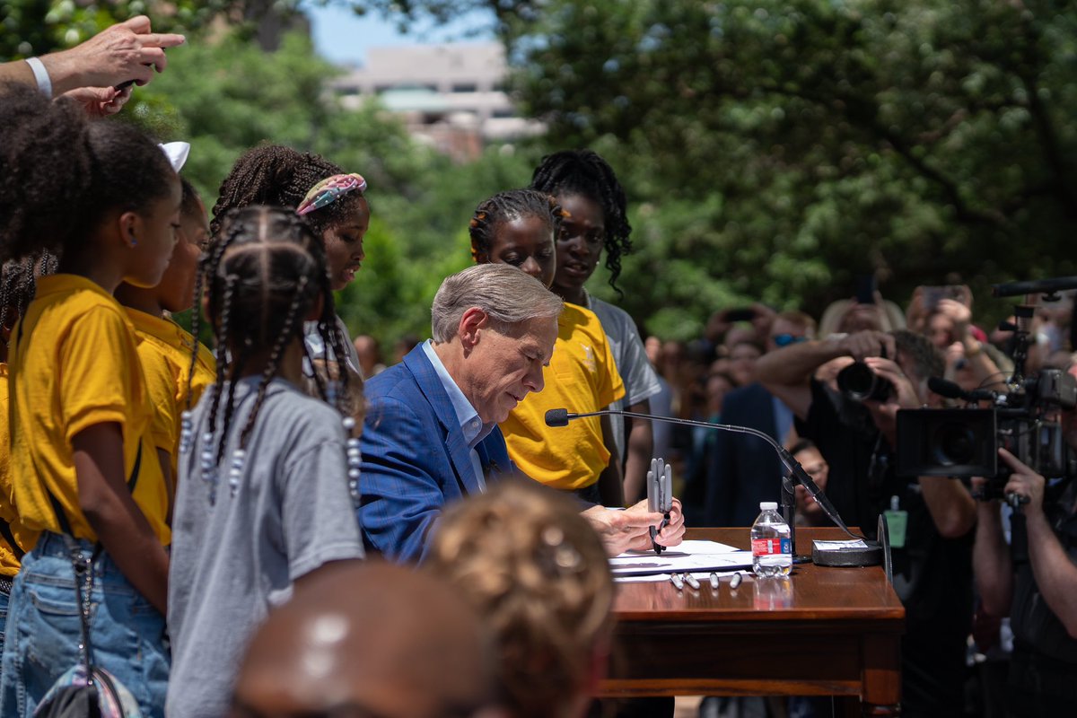 TexasAFP's tweet image. POV: Governor @GregAbbott_TX signing into law the largest day one universal school choice plan in the nation.
#FreedomisBiggerinTexas 🇺🇸