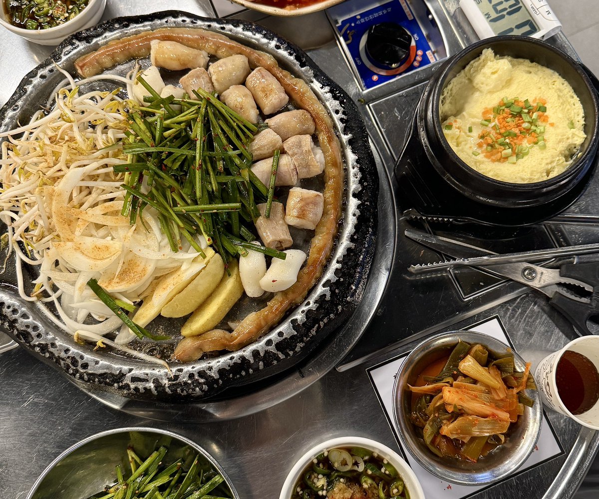 chibi_pink64's tweet photo. 🥩진성한우곱창（チンソンハヌコプチャン）
📍경찰병원역から徒歩3分

人生初コプチャン、ここで優勝🔥ぷりっぷりホルモンにじゅわっと肉汁、美味しすぎた。しかも店内は韓国人ばっかで、出る頃にはウェイティング。観光客がまだ知らない穴場感あるし、「韓国でホルモン食べたい！」って人は絶対ここ！ https://t.co/BeSEs3JjLn