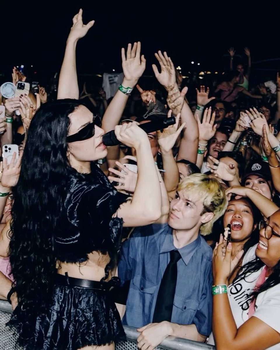 Info Charli xcx tweet media