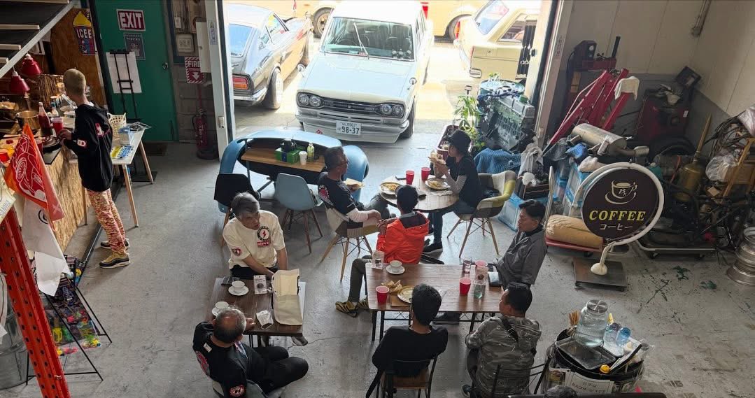 mcckayo's tweet image. Squeeze Worksにて車好きが集まって
旧車ミーティング♫

各地からフェアレディZやハコスカ、タテグロ、サニトラなど、個性あふれる車が大集合。キャブ、セッティング、ソレックス50、NISMO44などエンジンを囲んで車の話で
ワイワイしてました。

#SqueezeWorks #ハコスカ #S30Z #ガレージカフェ