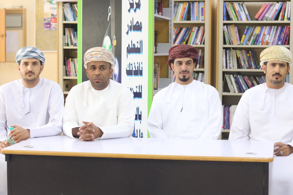 جانب من الحصة النموذجية التي قدمها الطالب مسلم الساعدي لدرس اسم الزمان والمكان تحت إشراف الاستاذ علي الغيلاني حيث تخللت الحصة العديد من الأنشطة  والتطبيقات .