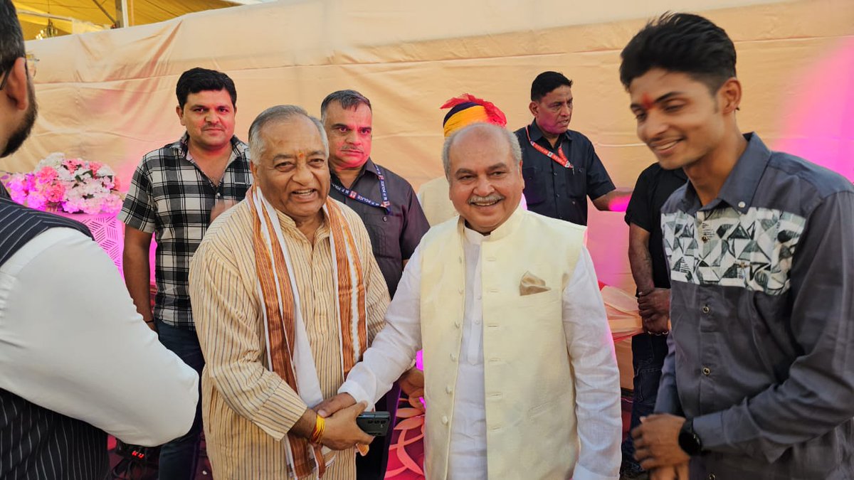 Mohan Singh Rathore (@mohansinghgwl) on Twitter photo ग्वालियर में मध्य प्रदेश विधानसभा अध्यक्ष श्री <a href="/nstomar/">Narendra Singh Tomar</a> जी के सुपुत्र चि. प्रबल प्रताप सिंह के विवाह उपरांत आयोजित आशीर्वाद समारोह में सम्मिलित होकर नव-दंपत्ति को सुखी एवं सफल वैवाहिक जीवन की शुभकामनाएँ दी। ग्वालियर में मध्य प्रदेश विधानसभा अध्यक्ष श्री <a href="/nstomar/">Narendra Singh Tomar</a> जी के सुपुत्र चि. प्रबल प्रताप सिंह के विवाह उपरांत आयोजित आशीर्वाद समारोह में सम्मिलित होकर नव-दंपत्ति को सुखी एवं सफल वैवाहिक जीवन की शुभकामनाएँ दी।